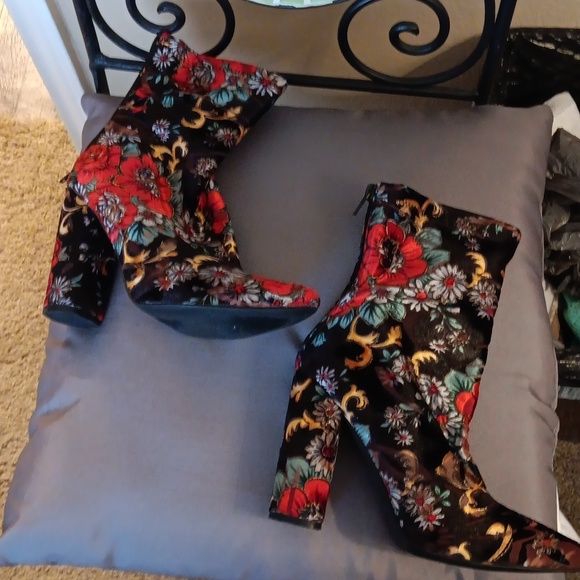 Floral booties - Picture 3 of 3